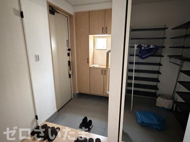 《仲介手数料無料》南区大字大谷口869新築一戸建ての玄関|撮影日 2025年10月23日 15:15 晴れ