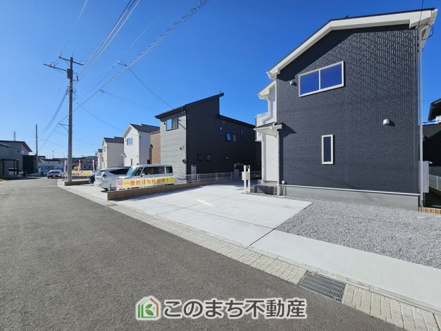 LiveleGarden.S鹿沼市千渡第8　6号棟の前面道路含む現地写真|前面道路は広々としてます！運転が苦手な方でもお車の出し入れ簡単で安心です☆

