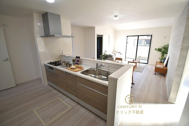 ケイアイフィット　ひたちなか市中根　12期 　限定1棟！の前面道路含む現地写真|並列駐車可能なカースペースを確保。毎日のお車の出し入れがストレスなく行えます！
同メーカー完成物件の内覧が可能です。ご予約はHPから、またお電話でも、お気軽にどうぞ。