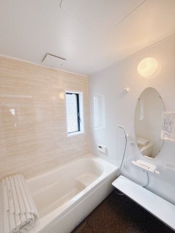 【中古戸建】太田市下小林町の浴室|■浴室｜浴槽はデザイン性にも優れゆったりと一日の疲れを癒す、あたたかなバスルーム。