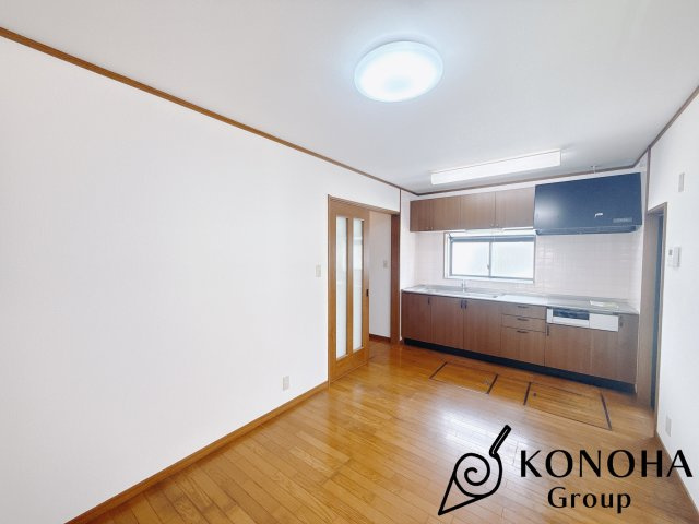 【中古戸建】太田市下小林町の居間・リビング|■ダイニング｜こだわりを詰め込んだダイニングキッチン！床下収納付きだからちょっとした買い溜めにももってこいです♪