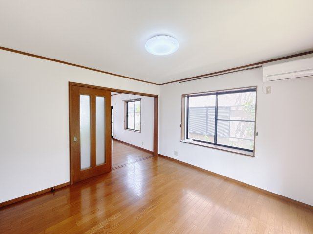 【中古戸建】太田市下小林町の居間・リビング|■リビング｜お仕事終わりで疲れて帰ってきた日もホッとする、そんなあたたかいリビングダイニングです。