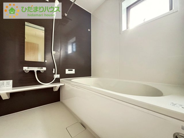 高萩市島名8期　新築戸建の浴室|"シックな色のアクセントパネルを使用し高級感を演出♪
浴室暖房乾燥機付きで、雨の日でも洗濯物に困りません！"