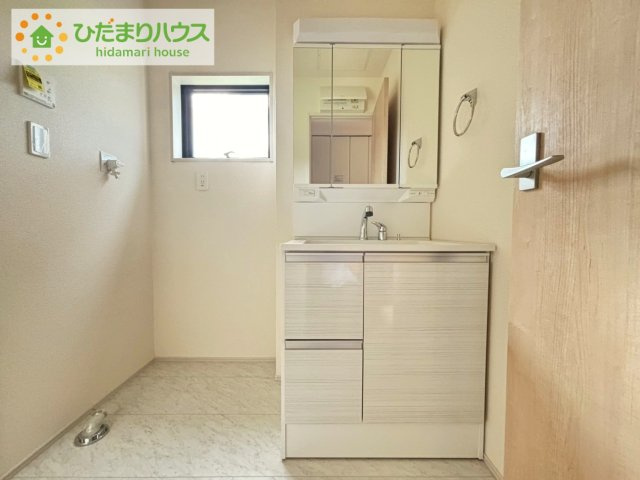 高萩市島名8期　新築戸建の独立洗面台|三面鏡の大きな鏡は憧れます(^^♪ 鏡の後ろは収納となっていて、細かいものでも収納できるのでスッキリと整理できます！