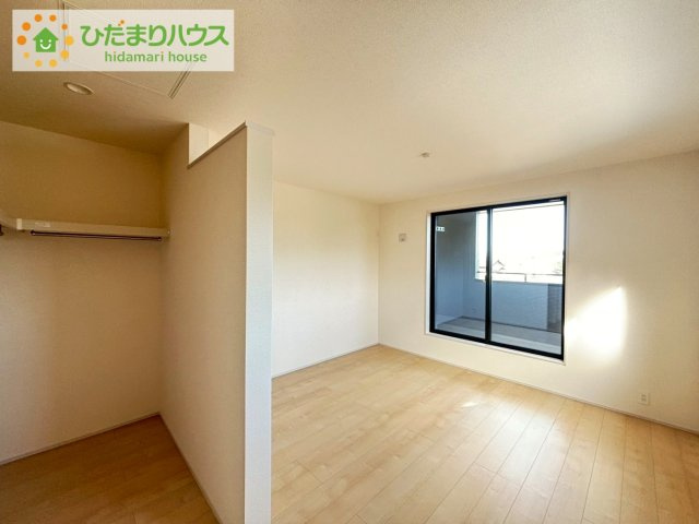 高萩市島名8期　新築戸建の寝室|バルコニーに面していて、たっぷり光りの入る明るい主寝室です！