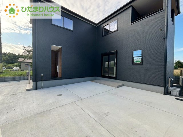 高萩市島名8期　新築戸建の駐車場|ゆったりとしたカースペースで、ファミリーカーや軽自動車もラクラク駐車出来ますね♪