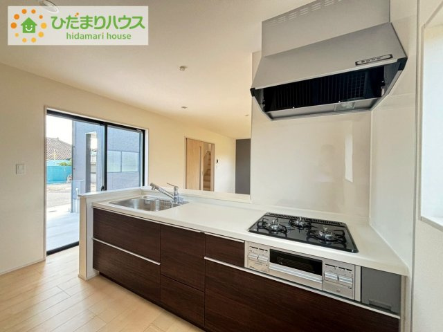 高萩市島名8期　新築戸建のキッチン|スッキリしていて、調理スペースも広い“システムキッチン。使いやすい動線が確保できるので、お料理するのも楽しくなりますね♪