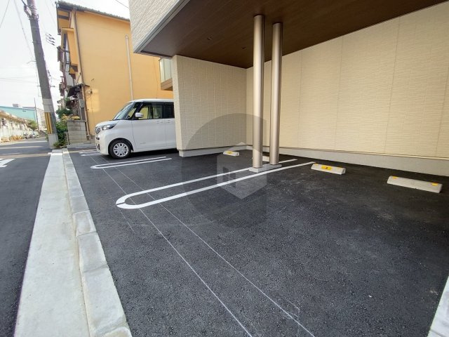 東大阪市御厨南３丁目の賃貸マンションの駐車場