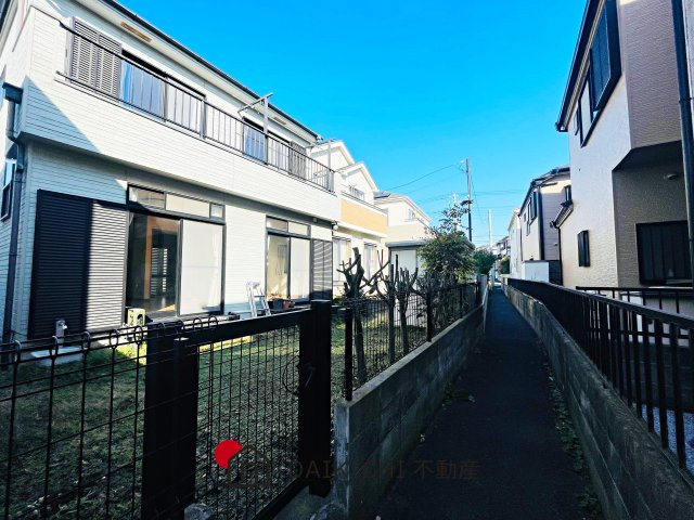 【前面道路含む現地写真】 | 鴻巣市小松4丁目　中古戸建