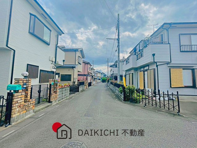 【前面道路含む現地写真】 | 鴻巣市小松4丁目　中古戸建