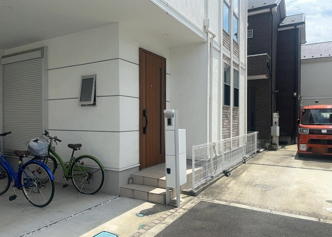 【玄関】 | 玄関は家の顔でもあり、家族以外の目にも止まる場所です。玄関は外との間を仕切る扉、靴などをしまっておく収納スペース、靴脱ぎのたたきスペース、来客とのやり取りをするドアホンなど複数のアイテムからなります。
