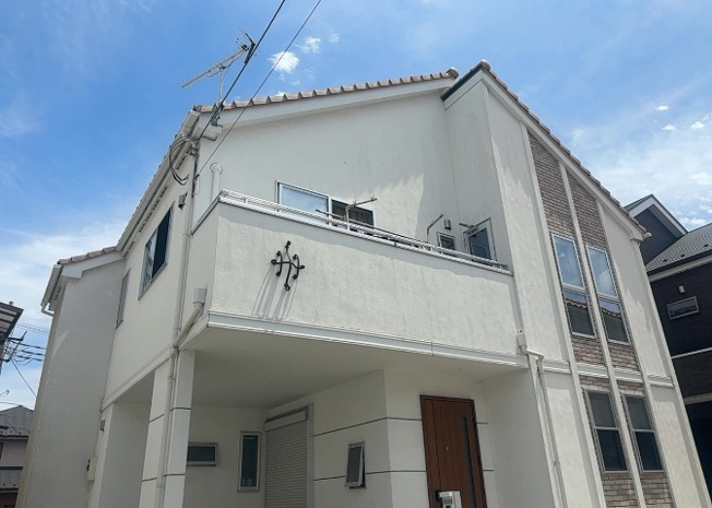 【バルコニー】 | バルコニーは、室外の専用スペースのうち、「屋根がなく開放された空間」であるものを指します。ベランダより広いタイプのものが多く、日当たりもよいため家庭菜園などを楽しみたい人にとって適した環境となります。