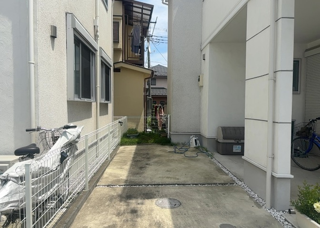 【設備】 | 敷地内に散水栓や立水栓があると便利です。水道水を直接利用できるため、水を運ぶ手間を省くことが出来ます。大量の水を必要とする洗車作業や清掃などに役立ちます。その他設備とあわせて、現地でご確認ください。