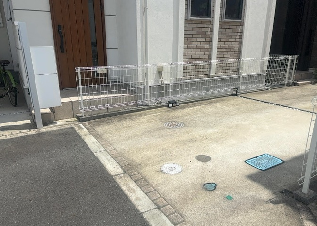 【冷暖房・空調設備】 | 床下換気口は、床下に湿気がこもることを防ぎ、効果的に換気を行うために設置されています。床下換気口が設置されていない建物は、基礎パッキング工法などにより換気を行なっています。詳細は現地でご確認ください。