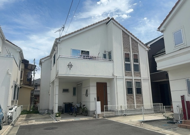 【外観】 | 現地に行くなら、物件の周囲の地形がどうなっているかを見ることも大切です。周辺より低くなっている土地では、大雨などで水が集まりやすいため、地盤が弱くなっているということも考えられるため、注意が必要です。