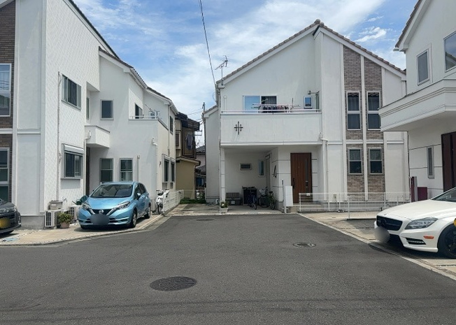 【前面道路含む現地写真】 | 南側道路の場合は長い時間光を入れ込むことができるため、庭やリビングを道路側に持ってくることが多く土地価格も高い傾向にあります。一方北側道路だとリビングや庭が南側になりプライバシーを守ることができます。