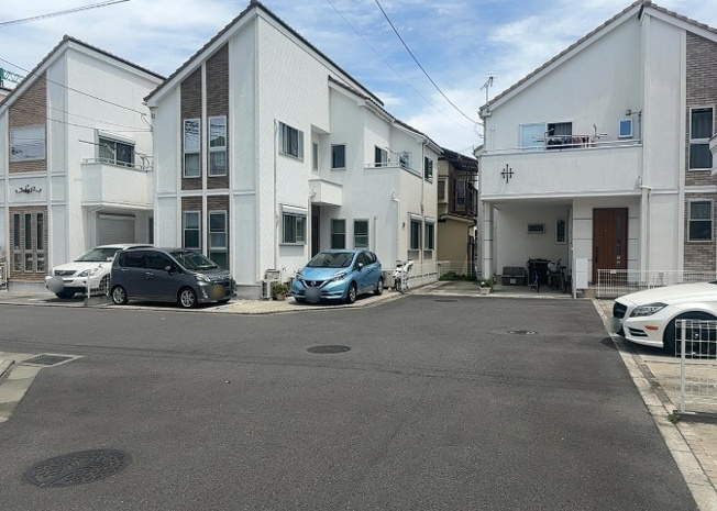 【前面道路含む現地写真】 | 東側道路の場合は居室を南向きに設計しやすいため、朝日が入りやすいというメリットがあります。一方、西側道路も東側同様に居室を南向きに設計しやすいのですが、住宅地だと朝日が入りにくいという弱点があります。