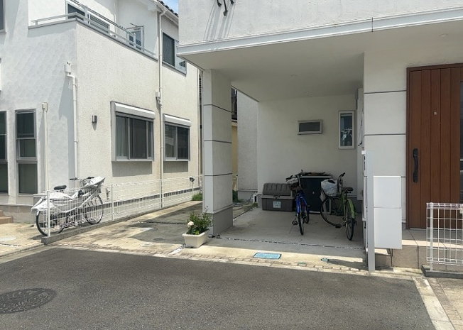【駐車場】 | 車一台あたりに必要なスペースは、標準サイズの普通自動車で横幅2m50cm、長さ5mは必要になります。ただし、乗降のことも考慮して横幅3m30cm、長さ5m50cmほどは確保できるところを選びましょう。