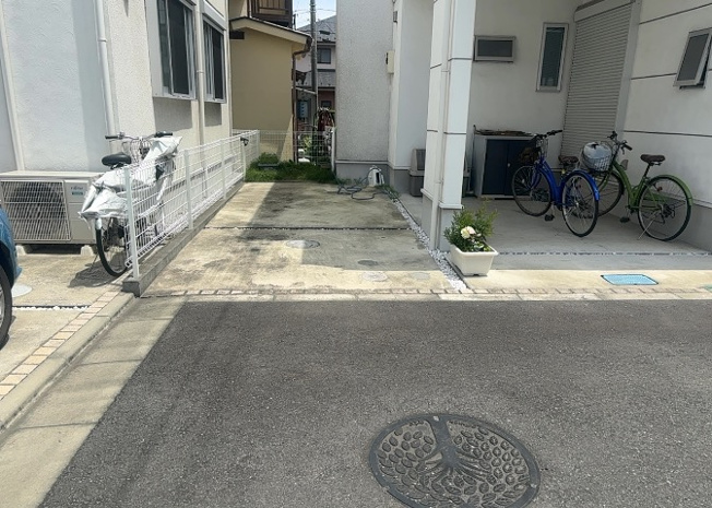【庭】 | 庭のある家に住むことのメリットとして、子どもたちの遊び場を確保できること、ガーデニングや家庭菜園を楽しめること、明るさを確保できることがあります。また、配置を工夫することでプライバシーが確保できます。