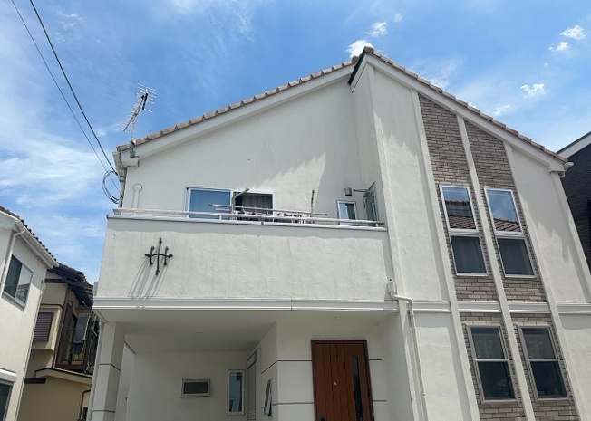 【バルコニー】 | バルコニーは、建物内から室外へ楽に出入りできる便利なスペースです。また、バルコニーには手すりを付けることが義務付けられており、手すりの高さは110cm以上で施工することが建築基準法で定められています。