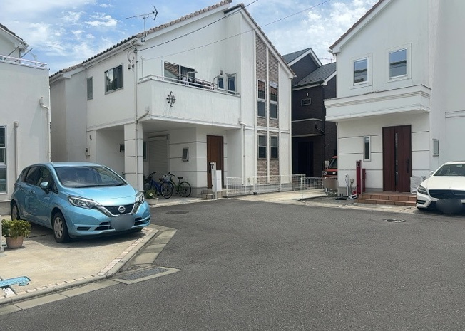 【前面道路含む現地写真】 | 住宅用の土地では前面道路に2m以上接していなければならないと法律で定められています。しかし、お持ちの車のサイズやライフスタイルなどにより、2mでは利便が悪い場合もございますので、事前に確認しましょう。