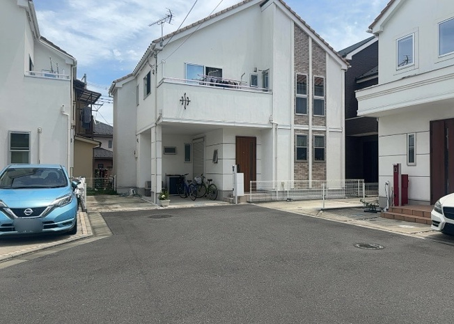 【前面道路含む現地写真】 | 道幅が広い場所は日当たりや風通が良好です。幅が広いのですれ違いも可能ですし大きな車でも駐車可能！一方で、大型車が通ることも多くなるため交通量の増加により騒音に繋がります。また土地の値段が高くなります。