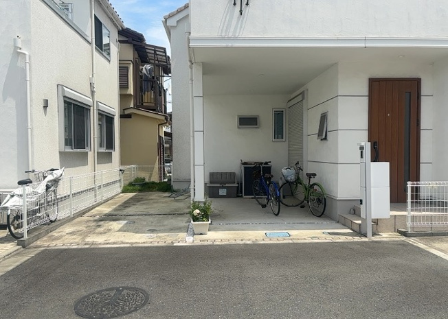 【駐車場】 | 駐車場と明記されていても、最小スペースでつくられた駐車場だと大型車は駐車できなかったり、出入りしにくくなったりする可能性があります。お車のサイズと購入したい物件の駐車場のサイズを現地で確認しましょう。