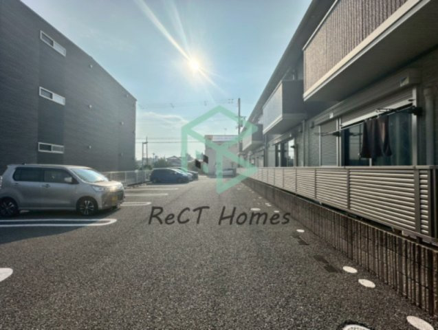 クラージュKSの駐車場