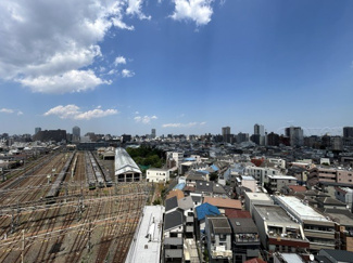 【展望】 | 眼前に広がる空の雄大さと、このお部屋の自慢の一つである「眺望」をご覧ください。毎日、この景色を独り占めできる新生活に夢が広がります。～即日のご見学可能～　お問合せはお気軽にどうぞ。
