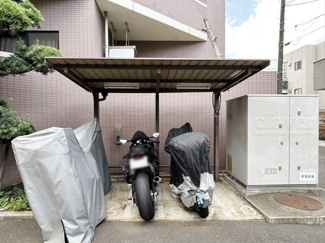 【駐車場】 | バイク置き場。空き区画の有無や駐輪料金、サイズおよび排気量規定などについては、改めてお問い合わせください。～即日のご見学可能～　お問合せはお気軽にどうぞ。
