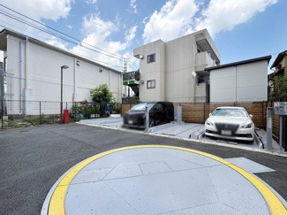 【駐車場】 | マンションの駐車場スペース。空きの有無や駐車料金、サイズ規定などについては、改めてお問い合わせください。～即日のご見学可能～　お問合せはお気軽にどうぞ。
