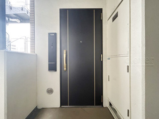 【その他共用部分】 | 皆様をお迎えする、お部屋の玄関ドア。開けやすさや開放角度、ドアノブの操作しやすさや鍵の形状などを、現地で一度ご確認ください。～即日のご見学可能～　お問合せはお気軽にどうぞ。
