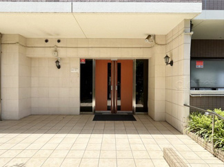 【エントランス】 | マンションの正面エントランス。出入りする人間を癒してくれるマンション入り口であり、その建物の「顔」でもあります。～即日のご見学可能～　お問合せはお気軽にどうぞ。
