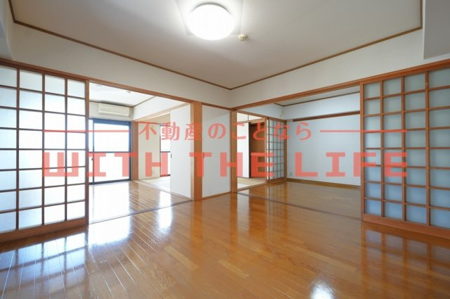 サザンコート中央町【キャッシュバック対象】の居間・リビング|スペースが確保できる洗面所です