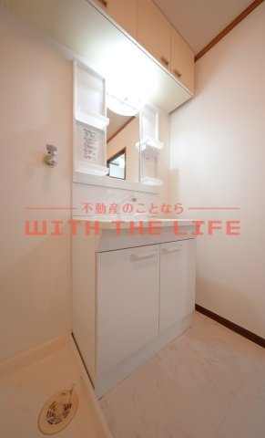 サザンコート中央町【キャッシュバック対象】の洗面所|明るい洗面所です