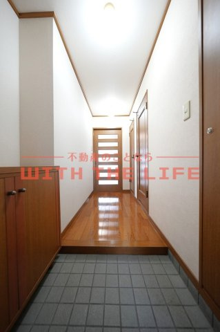 サザンコート中央町【キャッシュバック対象】の玄関|明るい玄関です