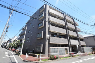 【外観】 | 青空によく映える建物です。手入れの行き届いた外壁やマンション正面エントランスなど、綺麗な姿をぜひ一度、現地にてご覧ください。～即日のご見学可能～　お問合せはお気軽にどうぞ。