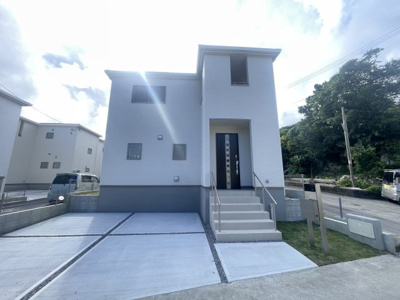 【外観】 | 南城市知念久手堅（全5棟）ラスト2号棟 | 2号棟　並列駐車2台可♪