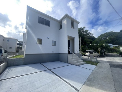 【外観】 | 南城市知念久手堅（全5棟）ラスト2号棟 | 2号棟　並列駐車2台可♪