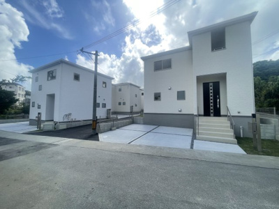 【外観】 | 南城市知念久手堅（全5棟）ラスト2号棟 | 2号棟　並列駐車2台可♪