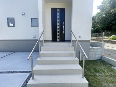 【エントランス】 | 南城市知念久手堅（全5棟）ラスト2号棟 | 2号棟　手すり付きエントランス♪