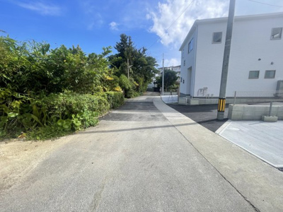 【前面道路含む現地写真】 | 南城市知念久手堅（全5棟）ラスト2号棟 | ※南東側公道4.5m♪