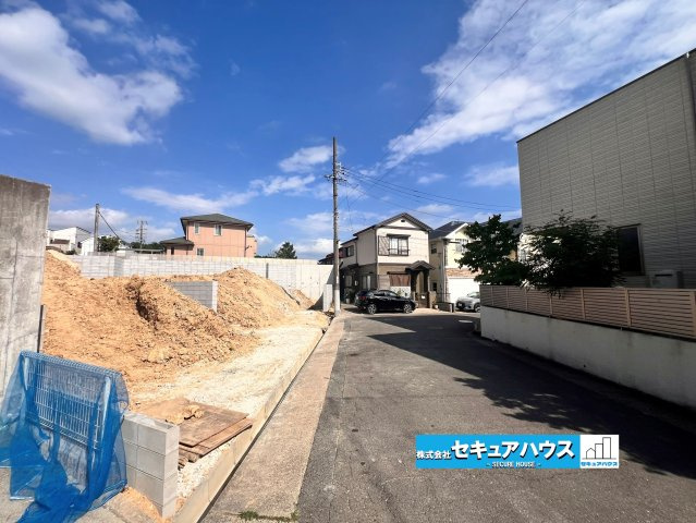 名古屋市緑区鳴丘 全4棟 1号棟の前面道路含む現地写真|事前予約にて現地ご見学いただけます！お気軽にお問い合わせください♪
■株式会社　セキュアハウス■
住宅ローンに強く、知識、経験豊富なスタッフ在籍
お客様に寄り添い、ご成約後もサポート致します。