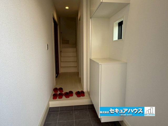 名古屋市緑区鳴丘 全4棟 1号棟の内観：施工例|【玄関】
■株式会社　セキュアハウス■
住宅ローンに強く、知識、経験豊富なスタッフ在籍
お客様に寄り添い、ご成約後もサポート致します。