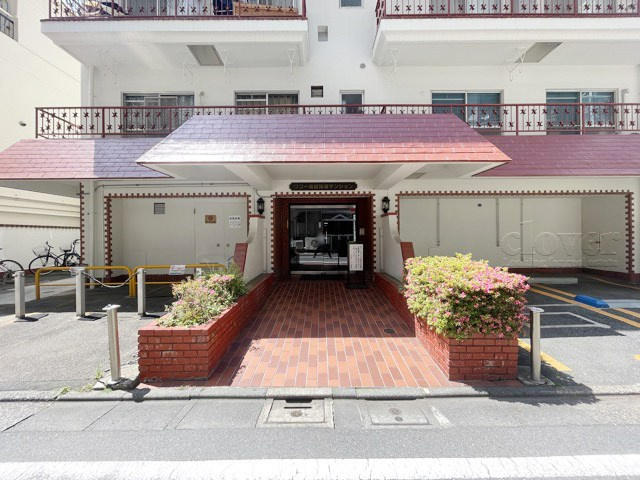 【エントランス】 | ワコー高田馬場マンション | お客様を、そして住人を出迎えてくれるマンションのエントランス。ゴミが落ちていないことからも、管理状態の良さや住民の節度の高さが見て取れます。～即日のご見学可能～　お問合せはお気軽にどうぞ。
