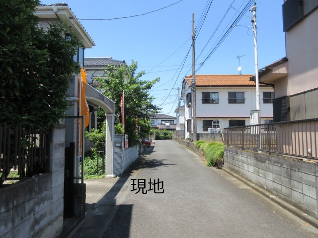 中古戸建　東松山市西本宿2071-7（リフォーム住宅）の前面道路含む現地写真