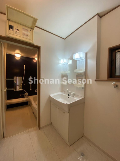 【独立洗面台】 | 歯ブラシやシャンプーなどのストックを収納できる「洗面台」です☆　
