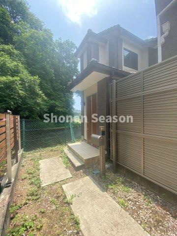 【エントランス】 | 自転車を置いたり、ガーデニングも楽しめそうなエントランスです♪