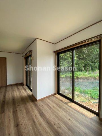 【居間・リビング】 | LDKのフローリング張替え済みで、ピカピカです◎