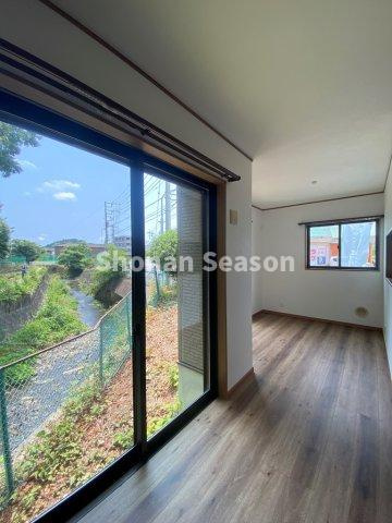 【居間・リビング】 | 周辺商業施設充実しています◎スーパー「ロピア」徒歩2分の好立地☆